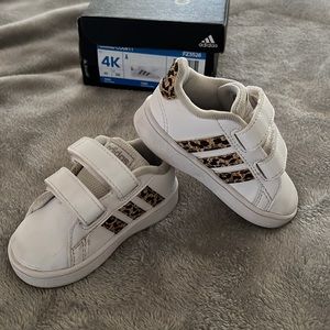 Adidas Sneakers